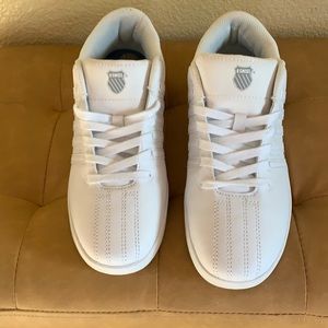 Selling a brand new pair of K-Swiss.